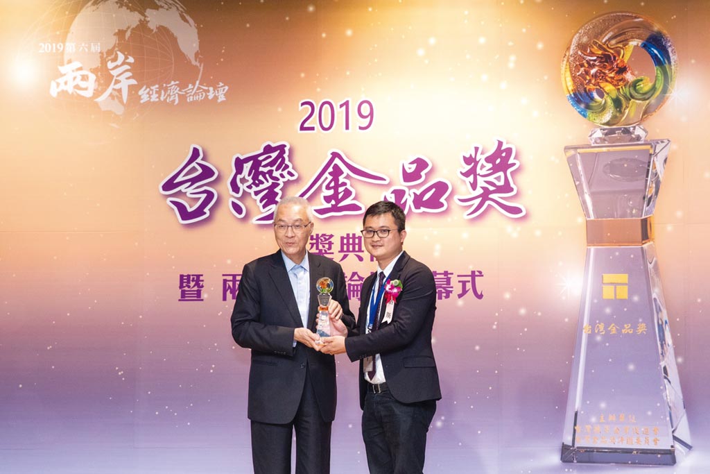 格斯科技執行長張忠傑（右）親自出席金品獎頒獎典禮，與前副總統吳敦義合影